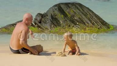 爸爸在海边和可爱的男孩一起玩沙子